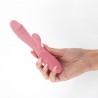 VIBRADOR RECARGABLE CON ESTIMULADOR DE CL&Iacute;TORIS BLOSSOMS ROSA PASTEL Y LUBRICANTE DE BASE AGUA INCLUIDO CRUSHIOUS